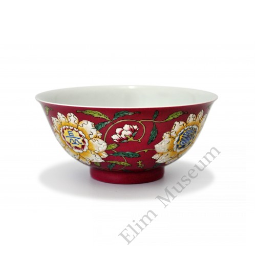 1389  A Yong-Zheng red-ground Falancai bowl